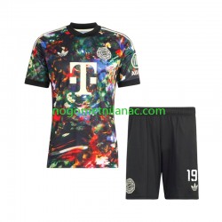 Dres FC Bayern München Alphonso Davies 19 Oktoberfest Domaći 2026-2027 Kratkih Rukava - Dječji